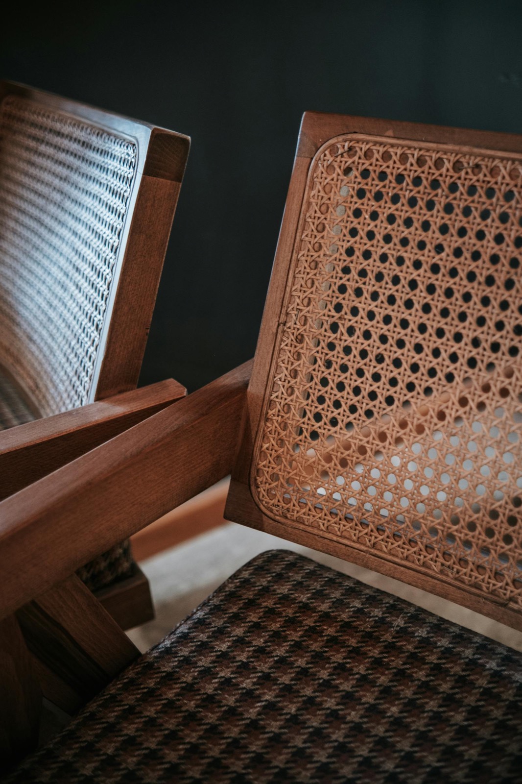 Chaises en bois au dossier canné restaurées
