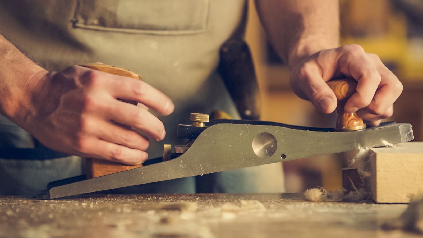 Rabot et copeaux de bois sur un meuble en restauration