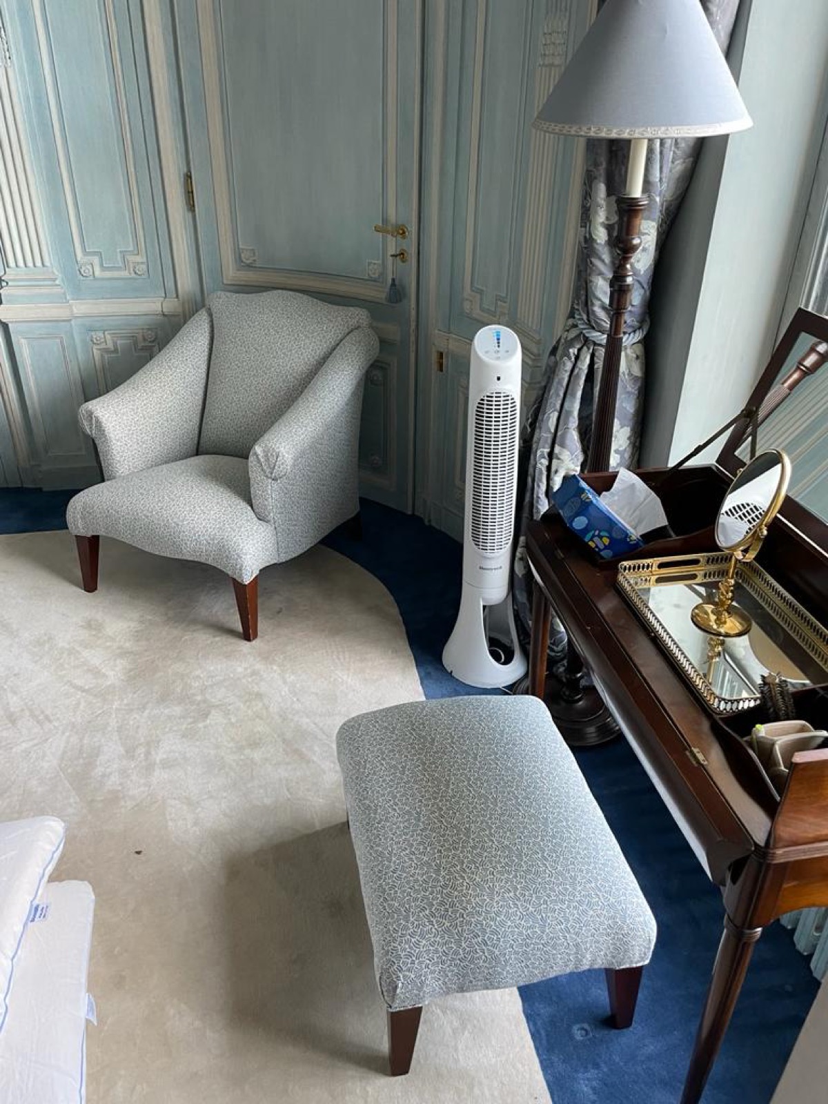 Fauteuil et repose-pied retapissés en tissu imprimé