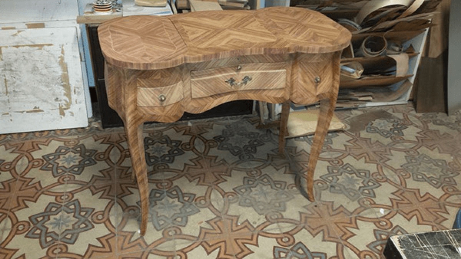 Coiffeuse en marqueterie restaurée dans l'atelier