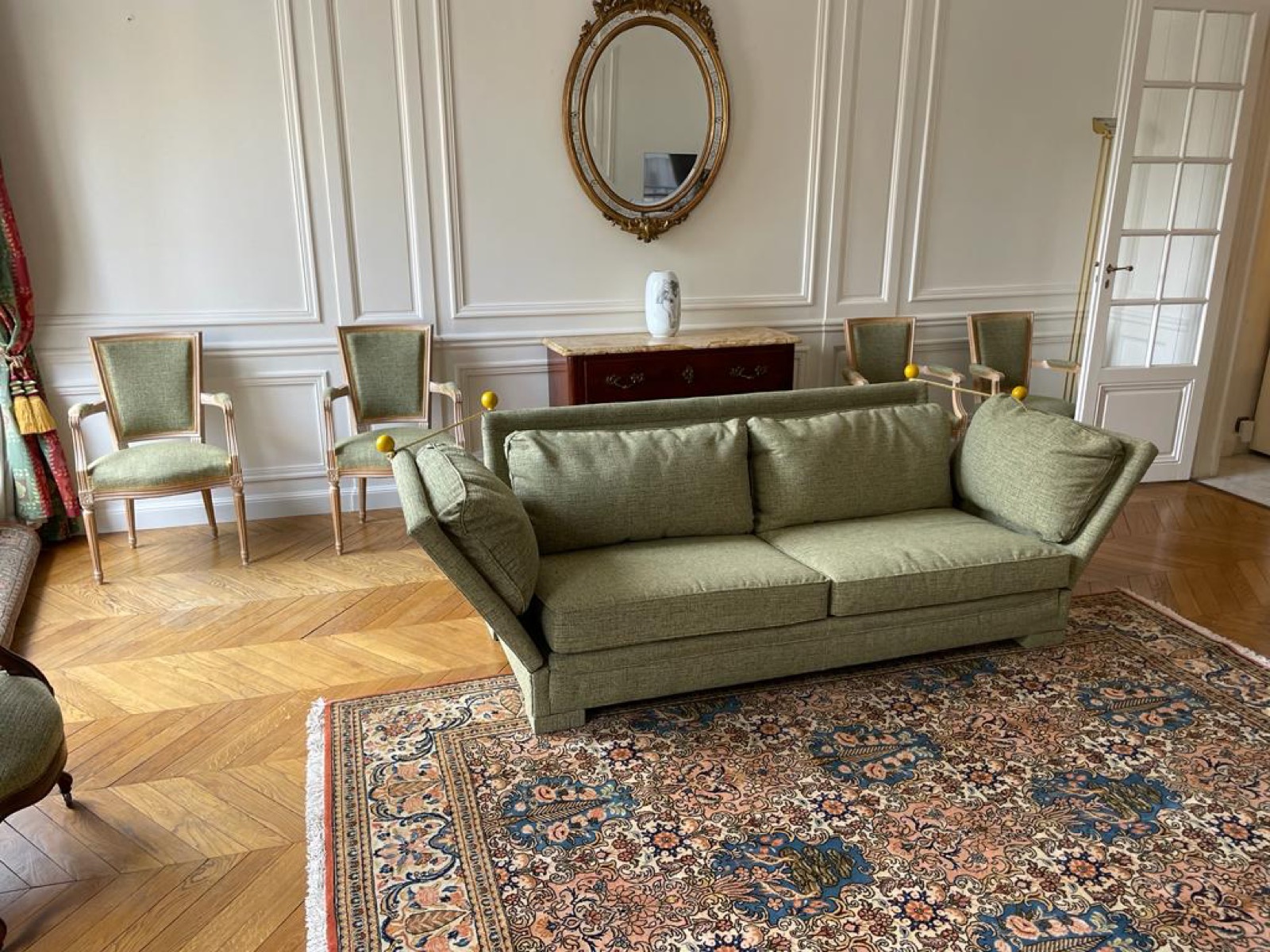 Salon avec canapé et fauteuils Louis XVI recouverts