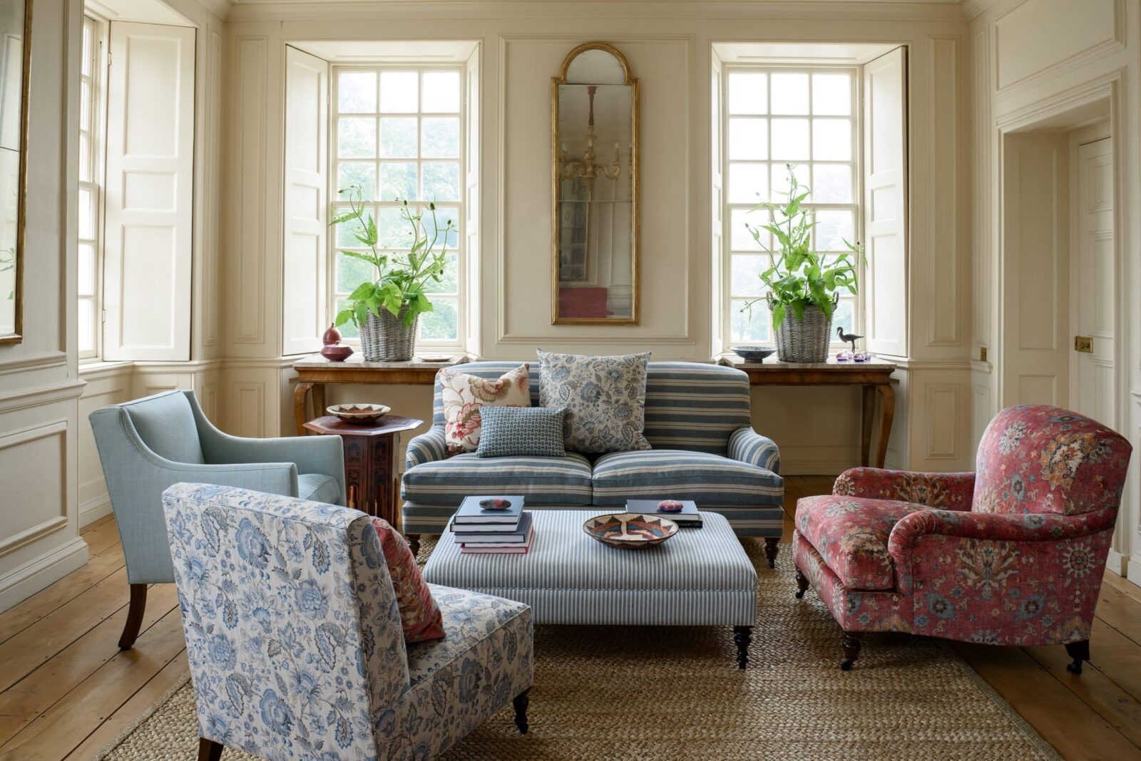 Fauteuils et canapé garnis et recouverts par l'atelier